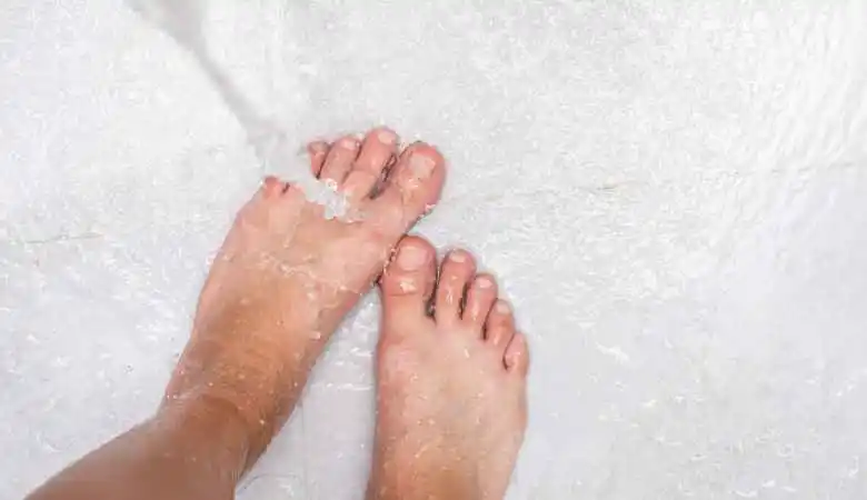 Benefits of Washing Feet With Vinegar Water