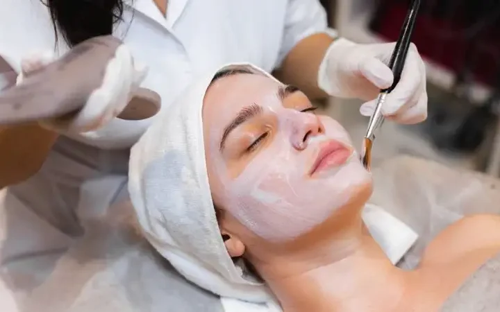 How Estheticians Reduce Irritation After Treatments