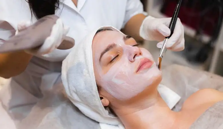 How Estheticians Reduce Irritation After Treatments